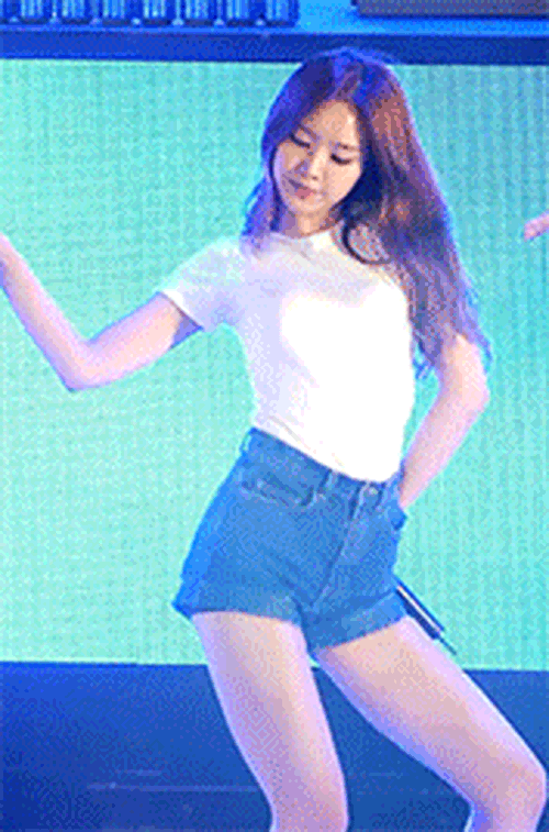 Netizen sốt v&igrave; th&acirc;n h&igrave;nh n&oacute;ng bỏng của Naeun (A Pink) tr&ecirc;n s&acirc;n khấu - Ảnh 6.