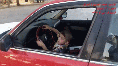 Clip bé trai 3 tuổi lái BMW biểu diễn drift mạo hiểm trên đường phố Iraq - Ảnh 2.