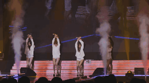 Đang diễn th&igrave; bị kẹt đĩa, girlgroup h&aacute;t đi h&aacute;t lại một đoạn tr&ecirc;n s&acirc;n khấu - Ảnh 1.