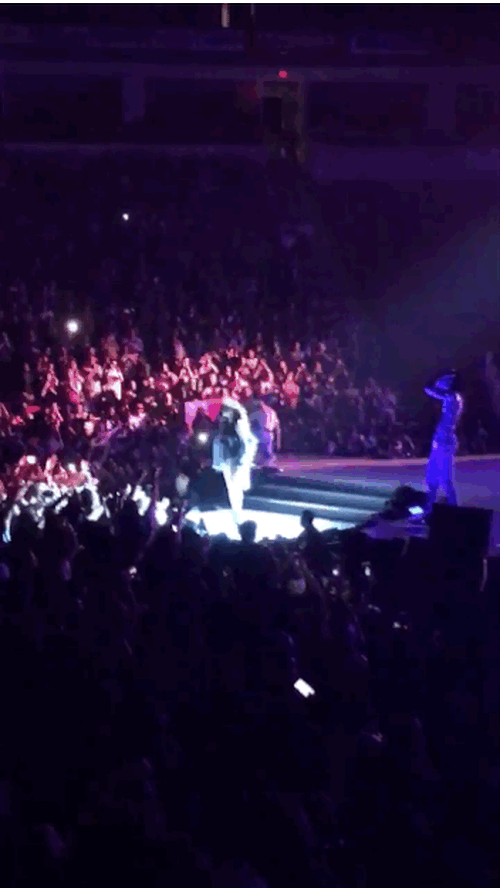 Fan giơ giấy Hãy cưới Justin, Selena vò nát và ném xuống sân khấu - Ảnh 2.