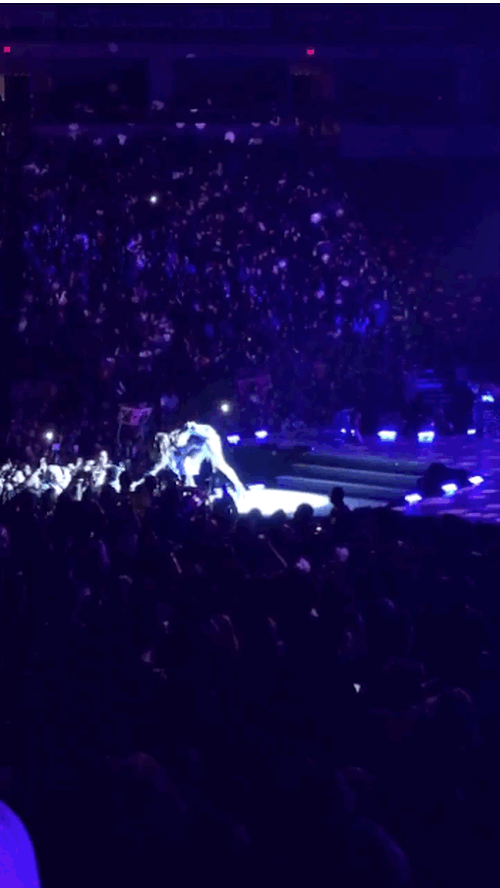 Fan giơ giấy Hãy cưới Justin, Selena vò nát và ném xuống sân khấu - Ảnh 3.