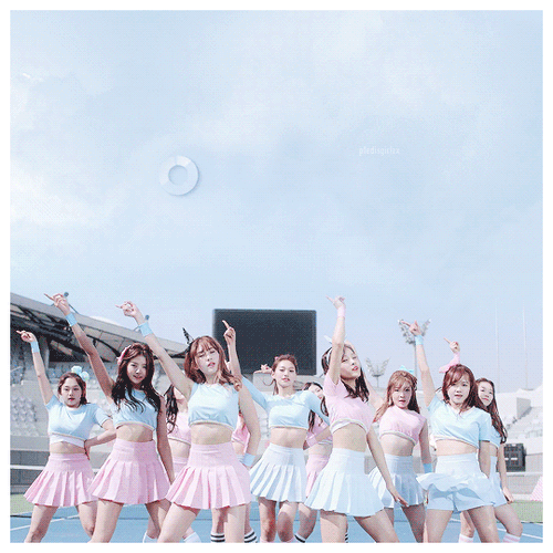 Girlgroup từ Produce 101: Cuối c&ugrave;ng cũng được l&ecirc;n show &acirc;m nhạc lớn - Ảnh 1.