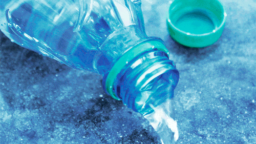 Đố bạn cách đổ nước ra khỏi chai nhựa nhanh nhất - Ảnh 2.
