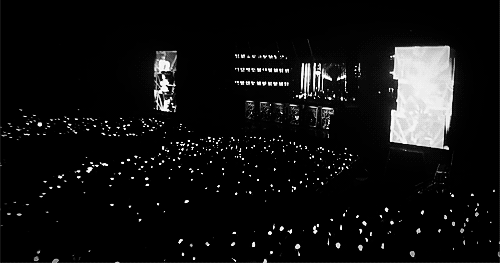 Cho&aacute;ng ngợp với biển gậy ph&aacute;t s&aacute;ng của Kpop fan trong concert - Ảnh 2.