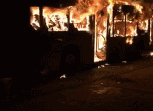 14 người chết, 32 người bị thương khi xe buýt đột ngột bốc cháy giữa đường - Ảnh 2.