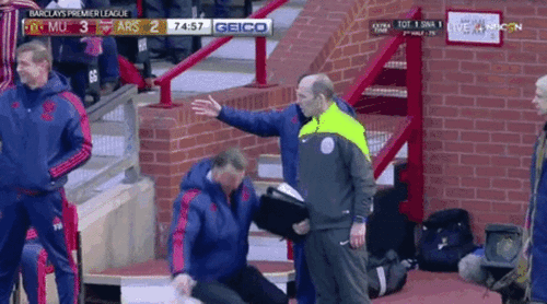 M&agrave;n lăn lộn h&agrave;i hước trước mặt trọng t&agrave;i của Van Gaal - Ảnh 2.