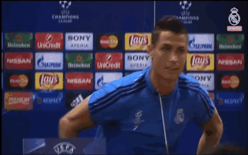 Bị phóng viên đá xoáy, Ronaldo giận dữ bỏ họp báo - Ảnh 2.