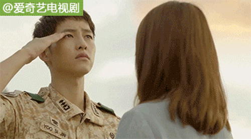 &ldquo;Hậu Duệ Mặt Trời&rdquo;: Song Joong Ki sướng ph&aacute;t hờn khi được Song Hye Kyo t&eacute; l&ecirc;n người - Ảnh 8.