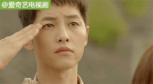 &ldquo;Hậu Duệ Mặt Trời&rdquo;: Song Joong Ki sướng ph&aacute;t hờn khi được Song Hye Kyo t&eacute; l&ecirc;n người - Ảnh 10.