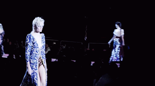 11 khoảnh khắc kh&ocirc;ng thể qu&ecirc;n của runway 2015 - Ảnh 8.