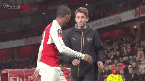 Walcott rủ fan thực hiện m&agrave;n ăn mừng h&agrave;i hước ngay tr&ecirc;n s&acirc;n - Ảnh 2.