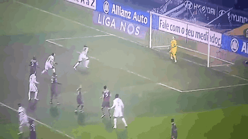 Casillas bắt hụt b&oacute;ng v&agrave; để thủng lưới như... tr&ograve; đ&ugrave;a - Ảnh 2.