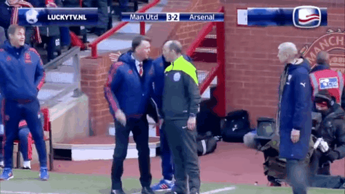 Van Gaal bị cho biến th&agrave;nh g&agrave; trong m&agrave;n đ&ocirc;i co h&agrave;i hước với trọng t&agrave;i - Ảnh 3.