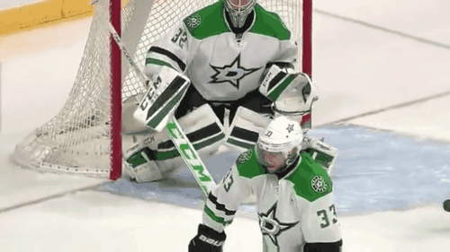 Bị vụt b&oacute;ng đ&uacute;ng chỗ hiểm, cầu thủ hockey đổ gục tr&ecirc;n s&acirc;n - Ảnh 2.