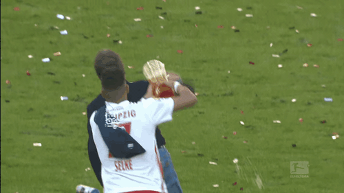 HLV RB Leipzig r&aacute;ch cơ đ&ugrave;i v&igrave; chạy trốn m&agrave;n dội bia của học tr&ograve;  - Ảnh 3.