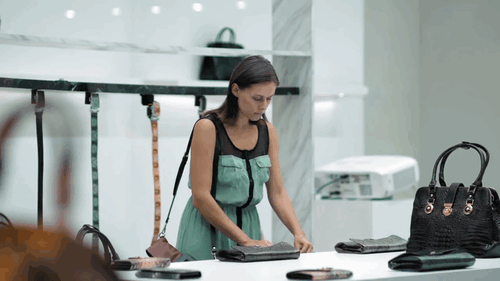 Clip: c&aacute;c qu&yacute; c&ocirc; s&agrave;nh điệu sốc nặng trước những chiếc t&uacute;i da c&oacute; 1-0-2 của PETA - Ảnh 4.