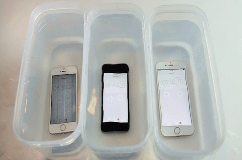 Xem khả năng chống nước thần th&aacute;nh của iPhone SE - Ảnh 6.