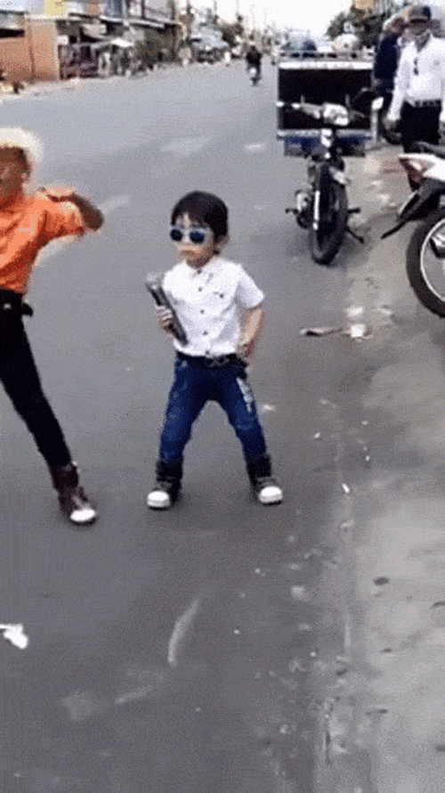 Clip: Hai anh em b&aacute;n kẹo k&eacute;o phi&ecirc;n bản HKT n&aacute;o loạn đường phố - Ảnh 4.