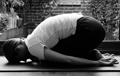 3 bài tập yoga đơn giản giúp giảm nhanh căng thẳng mùa thi - Ảnh 2.