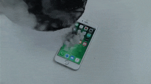 Đây là những gì xảy ra nếu đổ nhựa đường nóng chảy lên iPhone - Ảnh 2.
