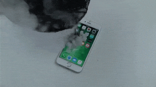 Đ&acirc;y l&agrave; những g&igrave; xảy ra nếu đổ nhựa đường n&oacute;ng chảy l&ecirc;n iPhone - Ảnh 2.
