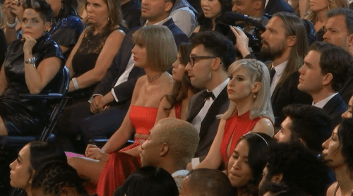 Bị nước văng vào, Taylor Swift liếm tay như mèo tại Grammy 2016 - Ảnh 1.