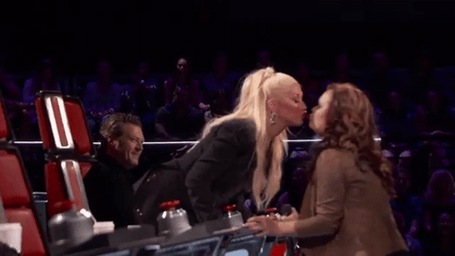 The Voice US: Christina hôn môi thí sinh để dụ về đội mình - Ảnh 2.
