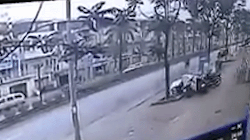 Vụ nổ kinh hoàng tại khu đô thị Văn Phú qua camera an ninh - Ảnh 2.