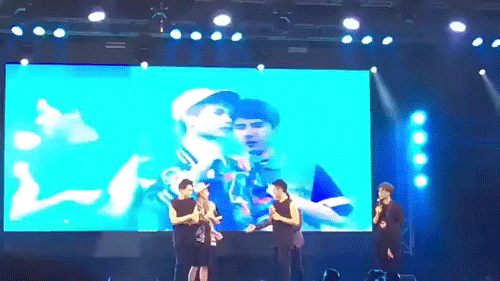 Hứa Ngụy Ch&acirc;u bị k&eacute;o t&aacute;ch, kh&ocirc;ng cho đứng cạnh Ho&agrave;ng Cảnh Du trong fan meeting ở Th&aacute;i Lan - Ảnh 3.