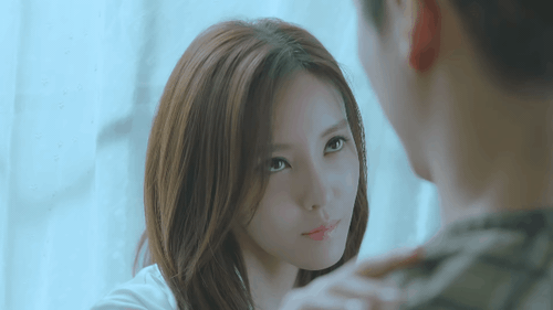 MV sexy trong mắt Kpop fan: &Acirc;u Mỹ gợi cảm - H&agrave;n Quốc rẻ tiền, phản cảm? - Ảnh 13.