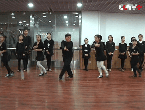 Em ch&atilde; bỗng dưng nổi tiếng nhờ m&agrave;n quẩy dancesport tưng bừng - Ảnh 3.