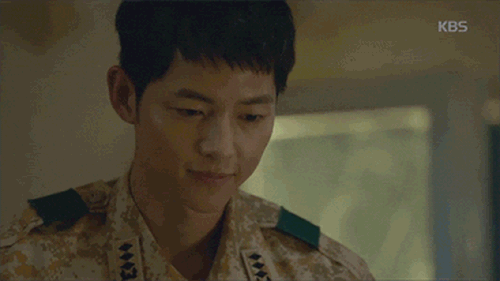 “Hậu Duệ Mặt Trời”: Tâm tư Song Hye Kyo gửi Song Joong Ki bị phát loa cho cả đại đội - Ảnh 1.