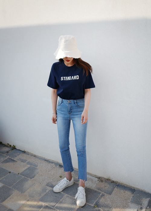 Mũ tai bèo hết hot, các cô nàng lại chuyển sang mũ tai bèo vành rộng hay ho và trendy hơn bội phần - Ảnh 2. Mũ tai bèo hết hot, các cô nàng lại chuyển sang mũ tai bèo vành rộng hay ho và trendy hơn bội phần - Ảnh 2.