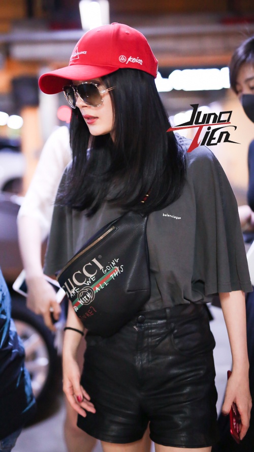 3 mẫu túi cũ kỹ tưởng đã đi vào dĩ vãng nay lại được các fashionista yêu thích hết mực - Ảnh 16. 3 mẫu túi cũ kỹ tưởng đã đi vào dĩ vãng nay lại được các fashionista yêu thích hết mực - Ảnh 16.