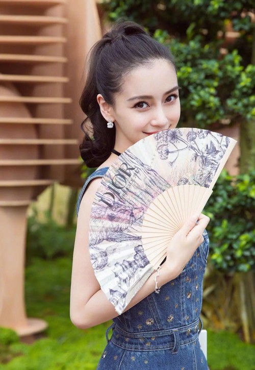Có ai ngờ quạt giấy mà các cụ vẫn dùng nay lại là phụ kiện thời trang sang chảnh nhất hè này - Ảnh 2. Có ai ngờ quạt giấy mà các cụ vẫn dùng nay lại là phụ kiện thời trang sang chảnh nhất hè này - Ảnh 2.