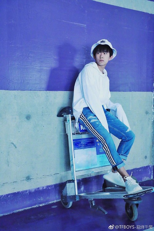 TFBoys, 3 chàng thiếu niên ngây thơ ngày nào giờ đã trở thành bộ 3 mỹ nam sành điệu mặc chất - Ảnh 26. TFBoys, 3 chàng thiếu niên ngây thơ ngày nào giờ đã trở thành bộ 3 mỹ nam sành điệu mặc chất - Ảnh 26.