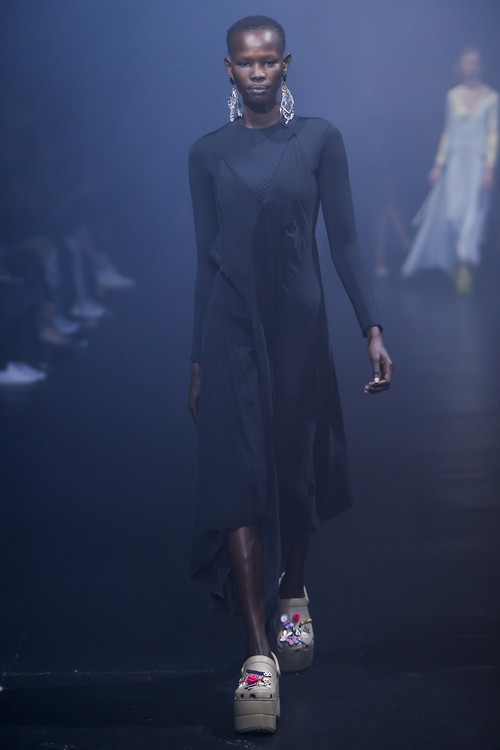 Balenciaga kết hợp với Crocs cho ra mắt mẫu dép đi mưa khó tả nhất mùa Paris Fashion Week năm nay - Ảnh 5. Balenciaga kết hợp với Crocs cho ra mắt mẫu dép đi mưa khó tả nhất mùa Paris Fashion Week năm nay - Ảnh 5.