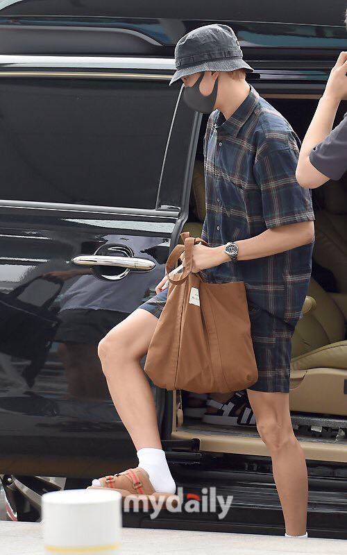 Rap Monster (BTS) bất ngờ diện túi của thương hiệu Việt - Ảnh 4. Rap Monster (BTS) bất ngờ diện túi của thương hiệu Việt - Ảnh 4.