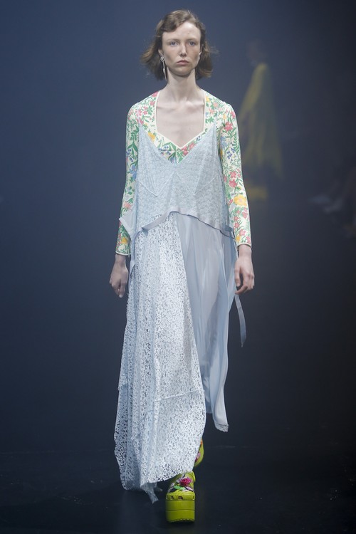 Balenciaga kết hợp với Crocs cho ra mắt mẫu dép đi mưa khó tả nhất mùa Paris Fashion Week năm nay - Ảnh 4. Balenciaga kết hợp với Crocs cho ra mắt mẫu dép đi mưa khó tả nhất mùa Paris Fashion Week năm nay - Ảnh 4.