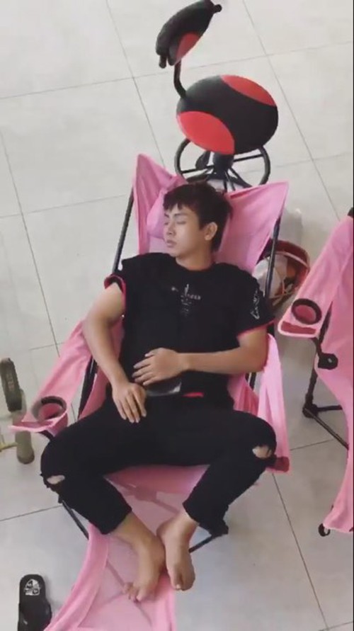 Hoài Lâm bị bạn ghi lại khoảnh khắc ngủ hớ hênh cực khó đỡ - Ảnh 1.