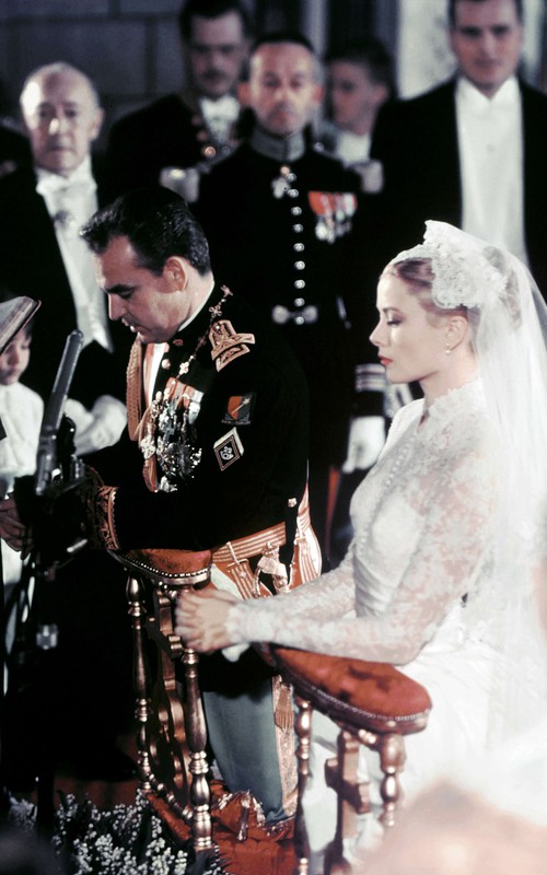 Bạn có nhận ra váy cưới của Hoa hậu Thu Thảo giống váy cưới của Công nương Grace Kelly đến bất ngờ? - Ảnh 7. Bạn có nhận ra váy cưới của Hoa hậu Thu Thảo giống váy cưới của Công nương Grace Kelly đến bất ngờ? - Ảnh 7.