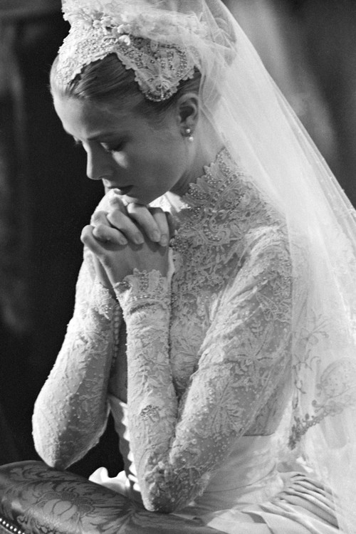 Bạn có nhận ra váy cưới của Hoa hậu Thu Thảo giống váy cưới của Công nương Grace Kelly đến bất ngờ? - Ảnh 9. Bạn có nhận ra váy cưới của Hoa hậu Thu Thảo giống váy cưới của Công nương Grace Kelly đến bất ngờ? - Ảnh 9.