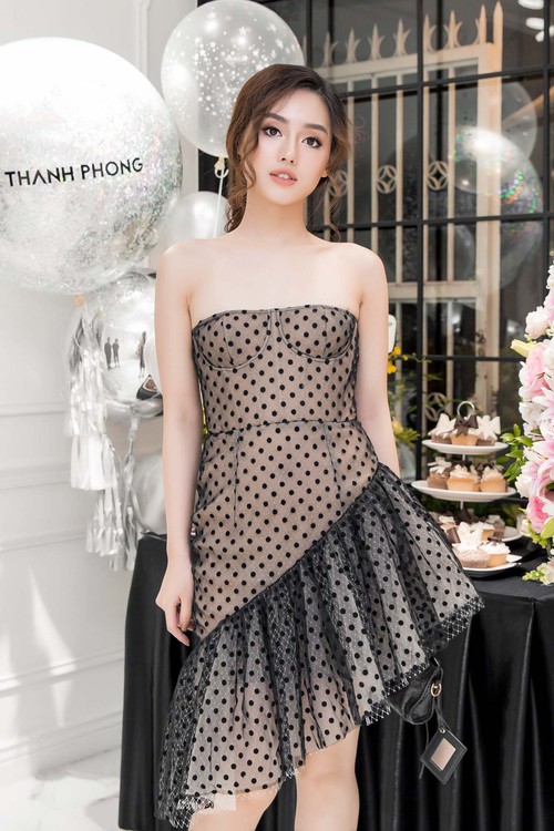 Team Minh Tú sexy hết cỡ, khuấy động sự kiện ra mắt BST mới của Chung Thanh Phong - Ảnh 4. Team Minh Tú sexy hết cỡ, khuấy động sự kiện ra mắt BST mới của Chung Thanh Phong - Ảnh 4.