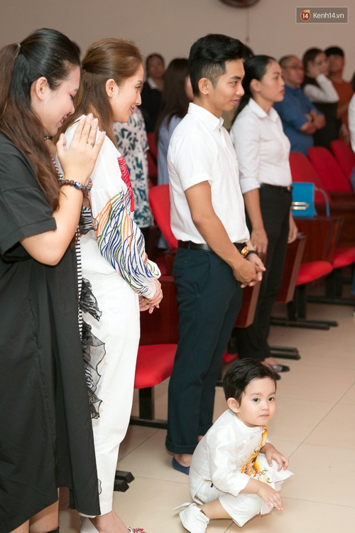 Bảo Thy giản dị, vợ chồng Khánh Thi - Phan Hiển đưa con trai cưng dự lễ giỗ tổ sân khấu - Ảnh 3.