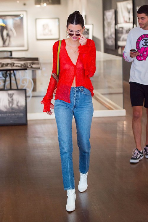Mặc áo xuyên thấu mà vẫn thả rông, Kendall Jenner nào có kém gì cô chị Kim! - Ảnh 3. Mặc áo xuyên thấu mà vẫn thả rông, Kendall Jenner nào có kém gì cô chị Kim! - Ảnh 3.