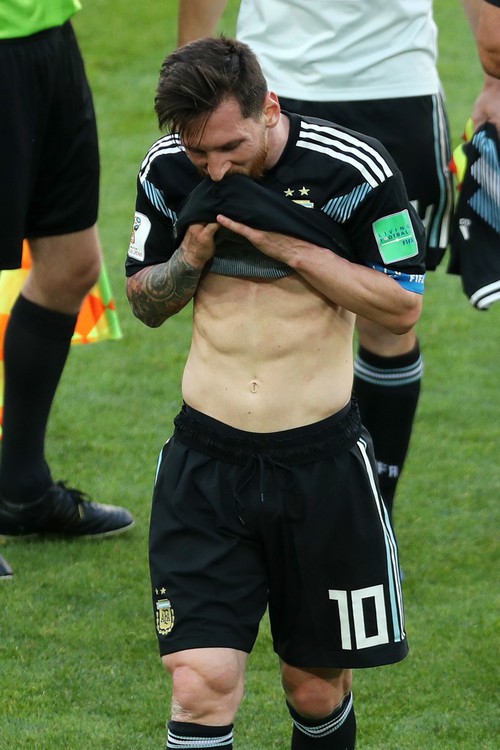 Khoảnh khắc Messi cúi đầu xin lỗi người hâm mộ thật đáng thương - Ảnh 10.