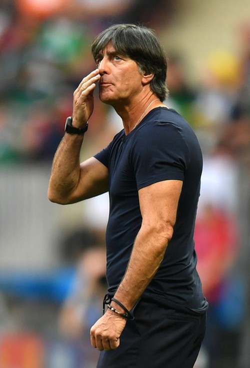 HLV Joachim Low lại ngoáy mũi trong trận thua của đội tuyển Đức - Ảnh 2.