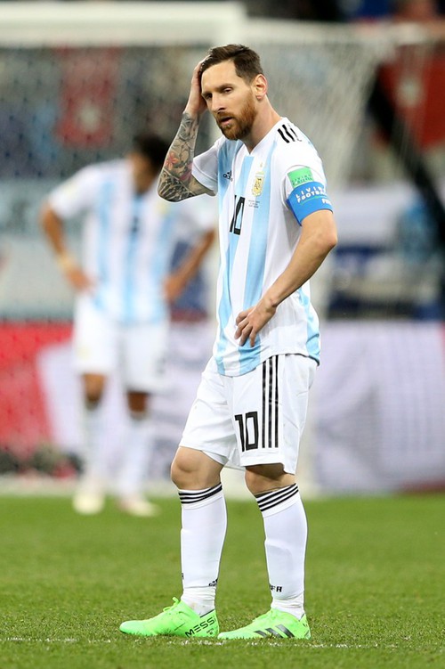 Có một Messi bất lực, đáng thương trong ngày thảm bại của Argentina - Ảnh 8. Có một Messi bất lực, đáng thương trong ngày thảm bại của Argentina - Ảnh 8.