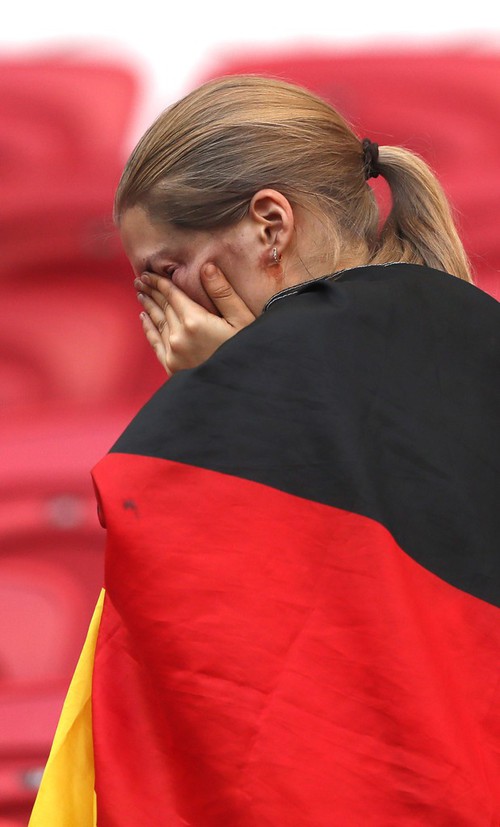 CĐV Đức thất thần, khóc hết nước mắt chứng kiến đội nhà bị loại - Ảnh 7.