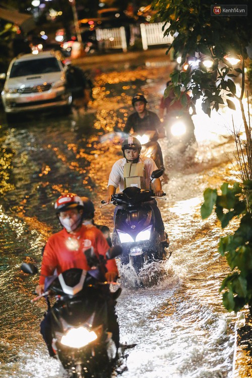 Ảnh: Trung tâm Sài Gòn ngập nước trong ngày triều cường đạt đỉnh, kẹt xe kinh hoàng khắp các ngả đường - Ảnh 16. Ảnh: Trung tâm Sài Gòn ngập nước trong ngày triều cường đạt đỉnh, kẹt xe kinh hoàng khắp các ngả đường - Ảnh 16.